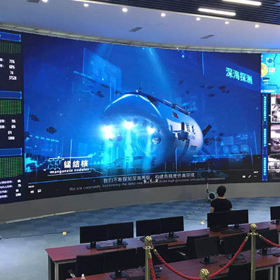 Duża, stała, wewnętrzna szafka LED P1.8 640 × 640 mm z wielokierunkową regulacją